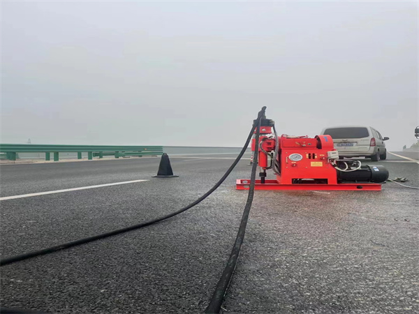 七叉镇马路路基路面开裂下沉注浆加固灌浆